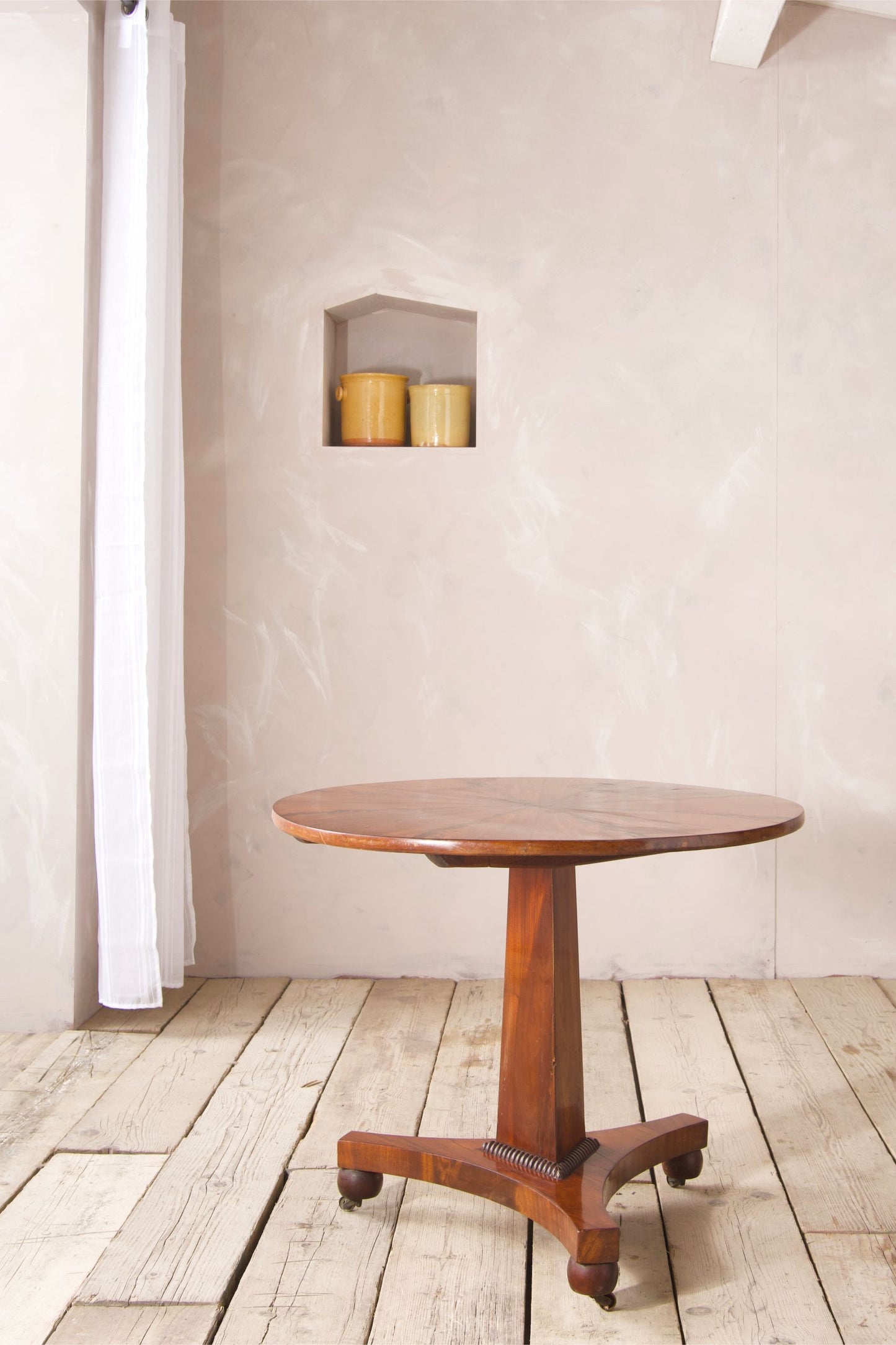 19th century Flame mahogany tilt top table