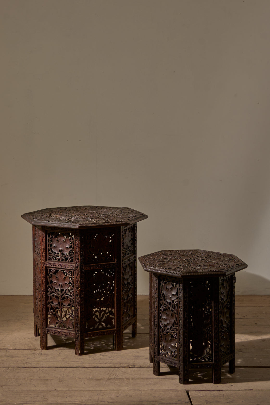 Large 19th century Anglo Indian Padauk side table - Leaf design