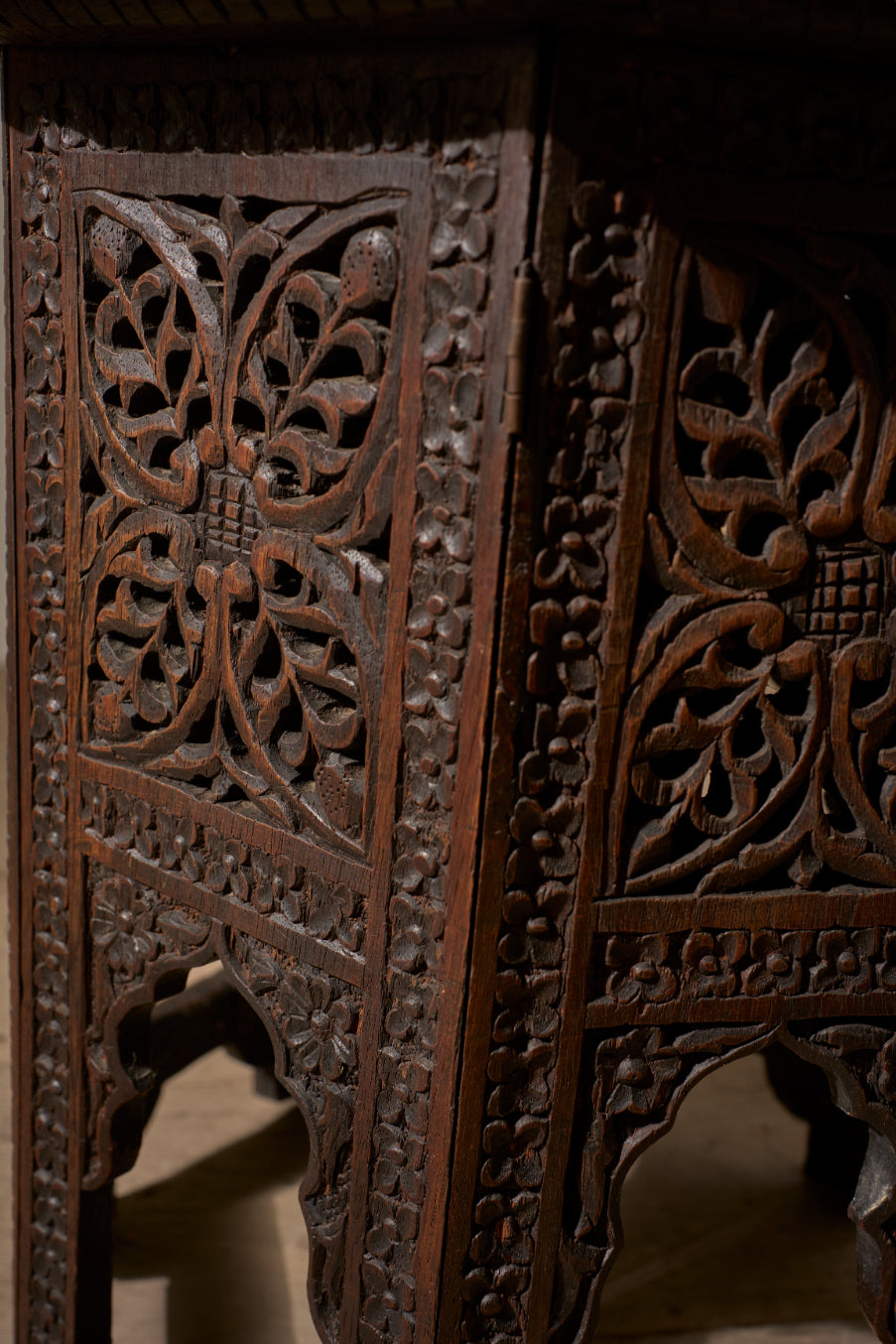 19th Century Padauk Anglo Indian side table - Dragon
