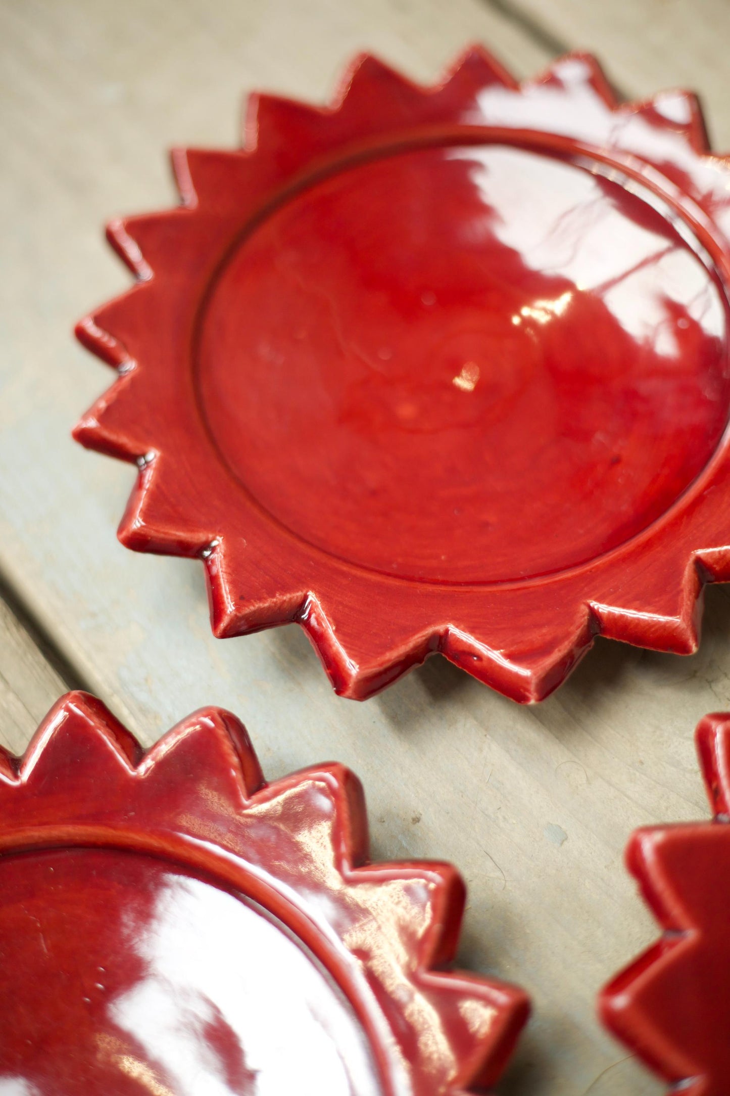 Set of 3 early 20th century starburst pottery plates - Red