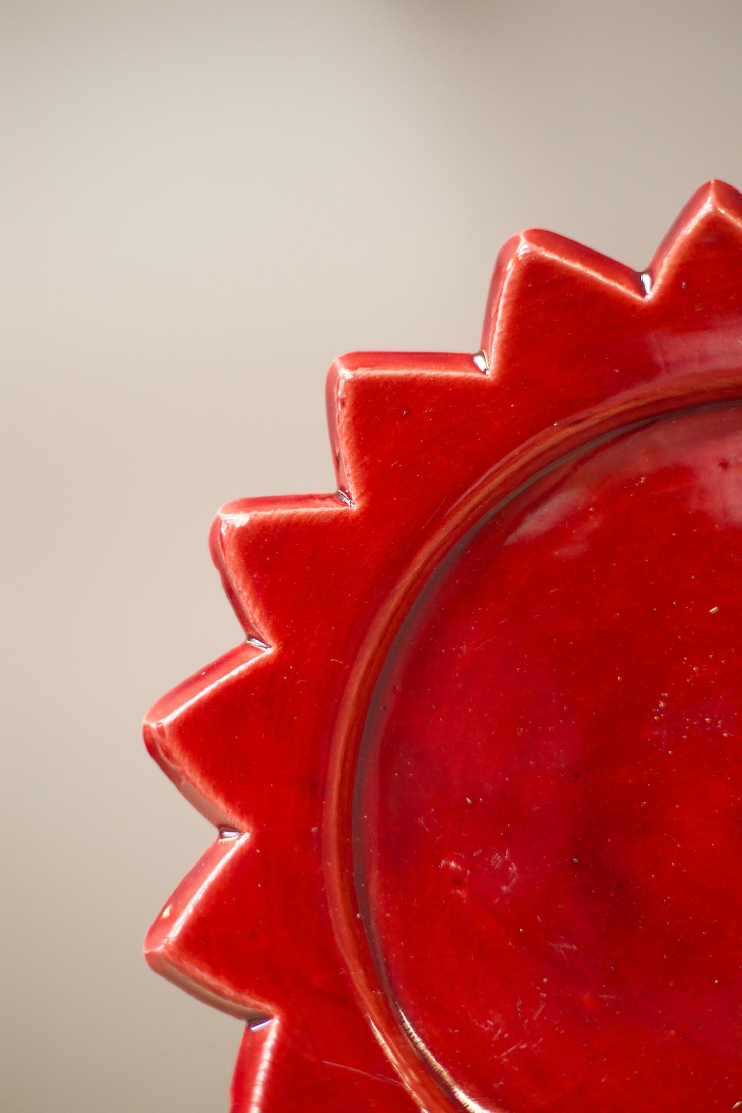 Set of 3 early 20th century starburst pottery plates - Red