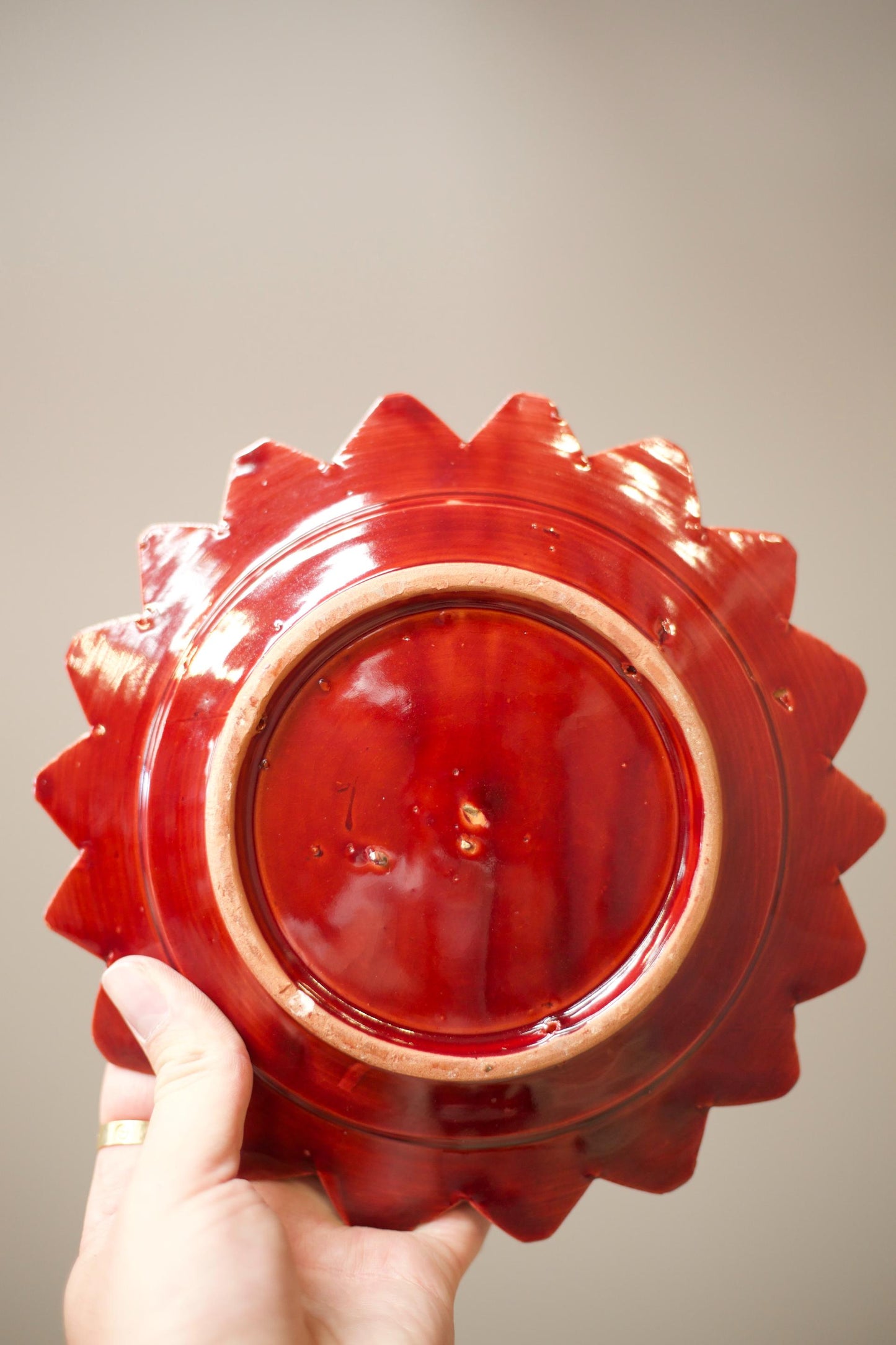 Set of 3 early 20th century starburst pottery plates - Red