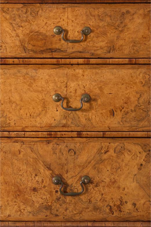 c.1720 English Georgian burr walnut chest of drawers
