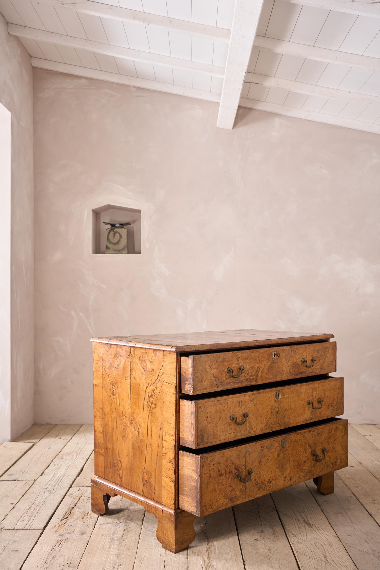 c.1720 English Georgian burr walnut chest of drawers