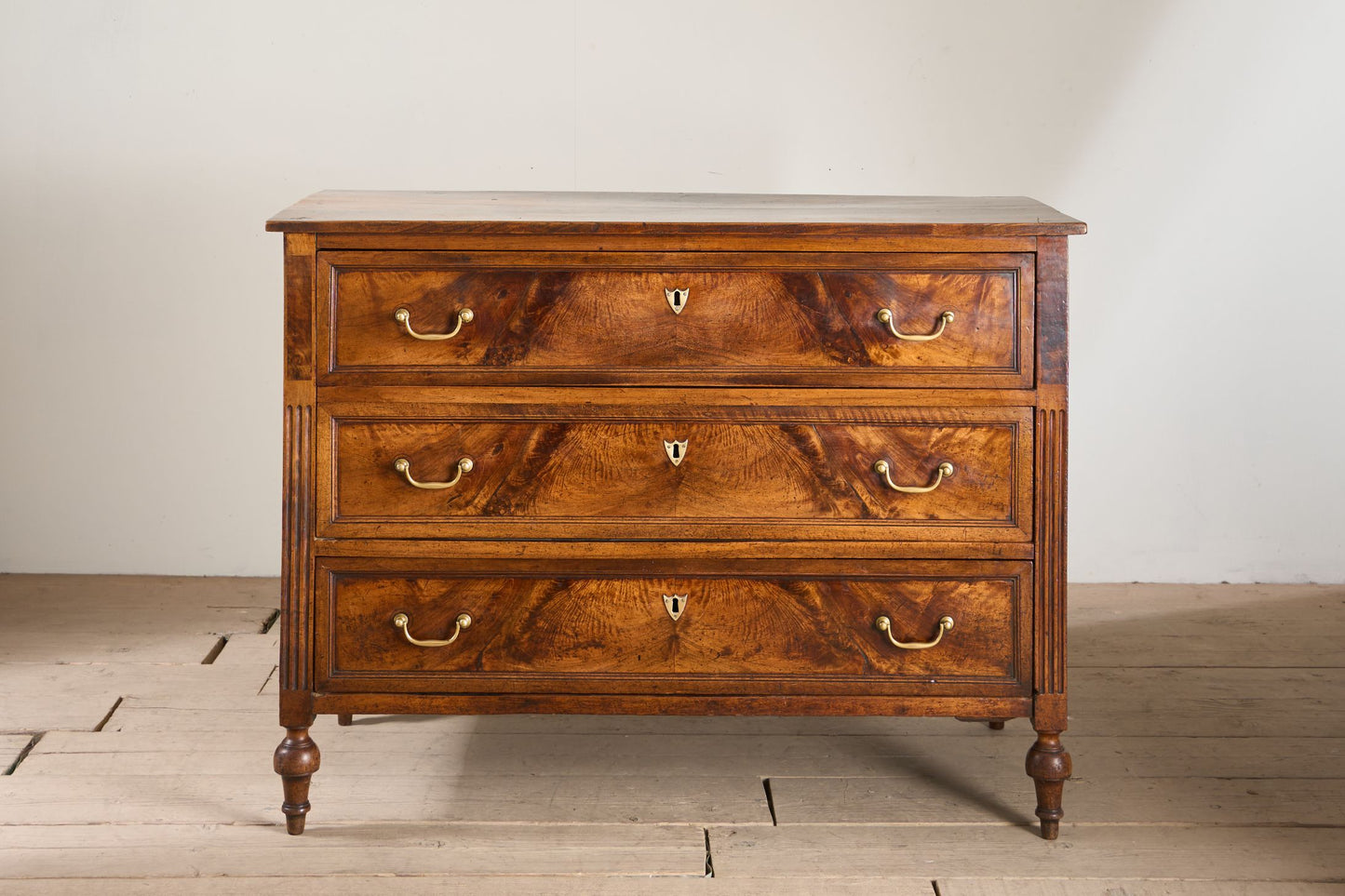 18th century Walnut and elm French chest of drawers