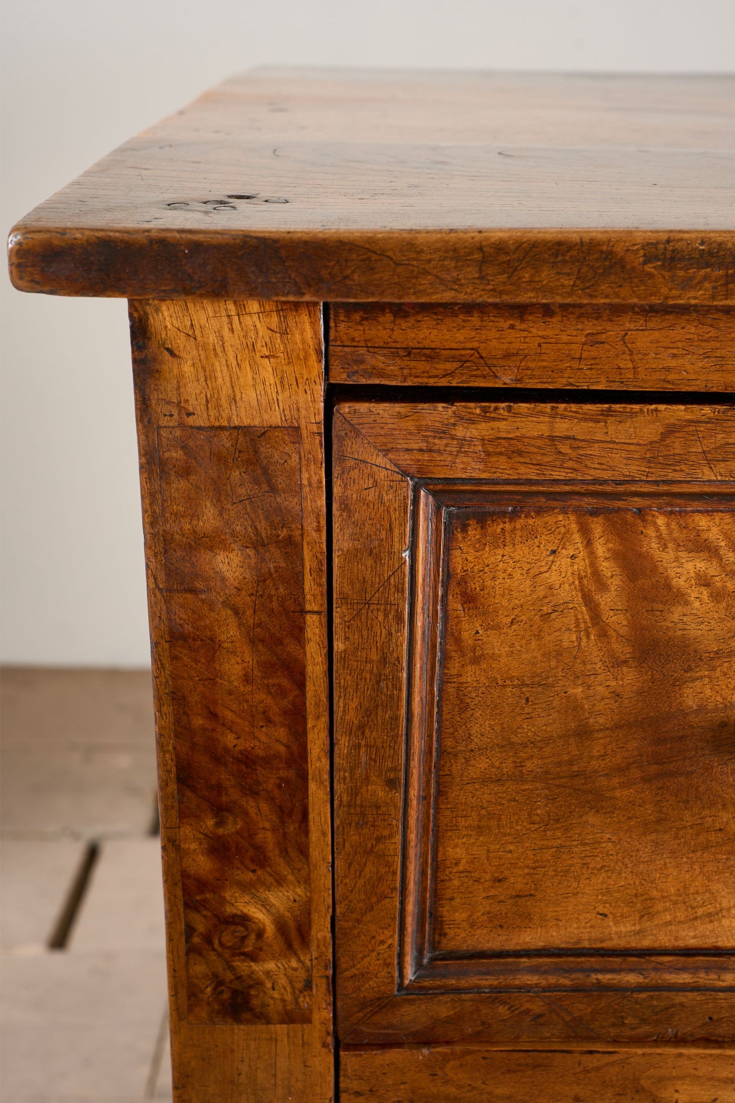 18th century Walnut and elm French chest of drawers