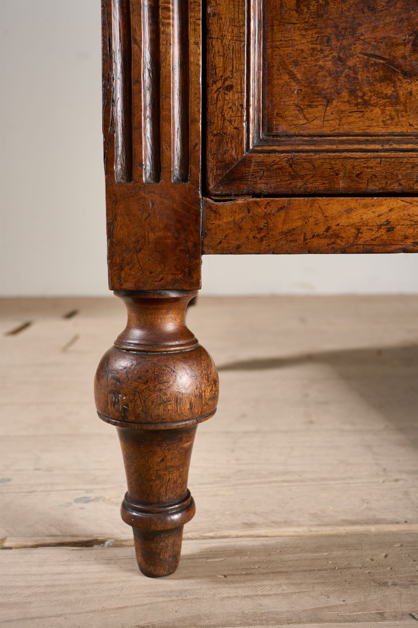 18th century Walnut and elm French chest of drawers