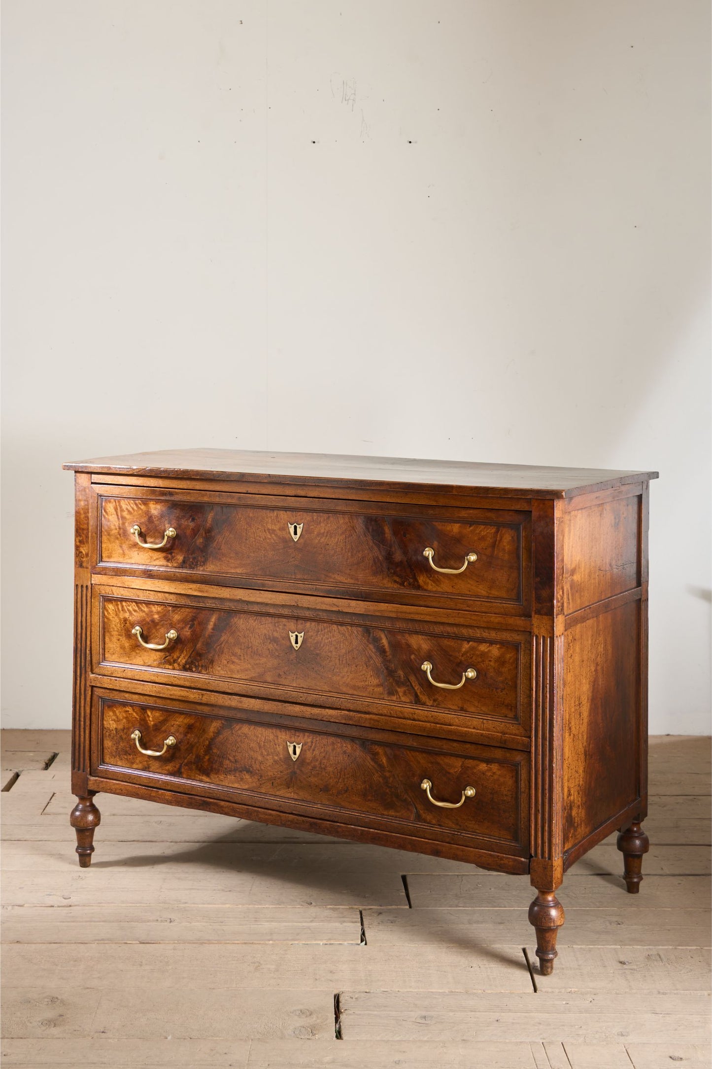 18th century Walnut and elm French chest of drawers