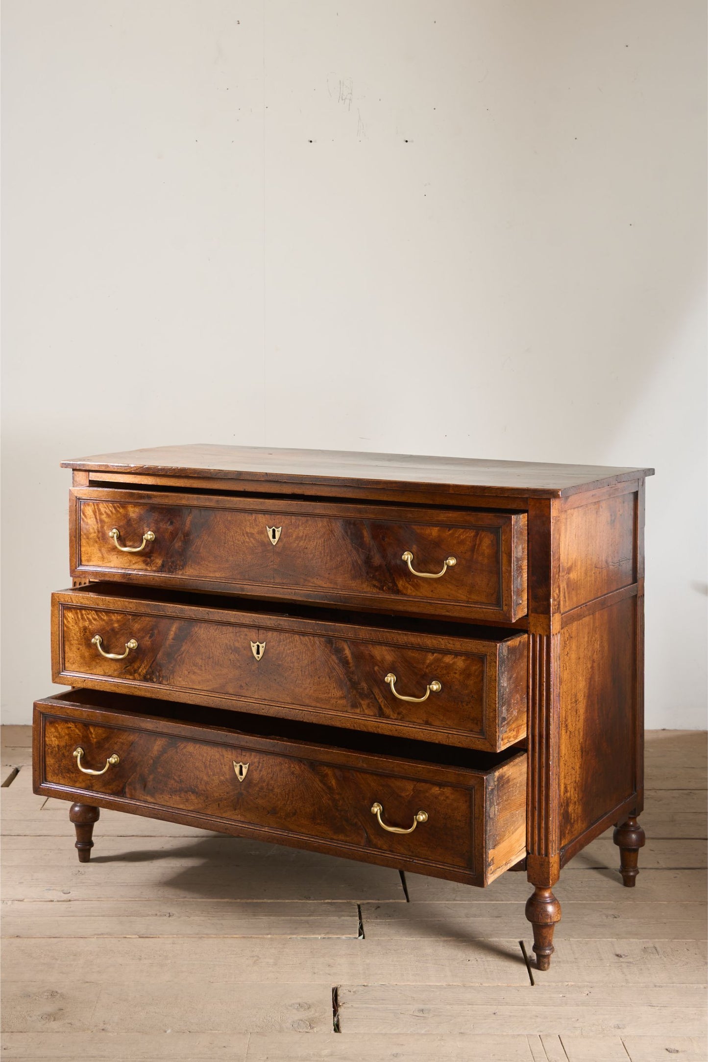 18th century Walnut and elm French chest of drawers