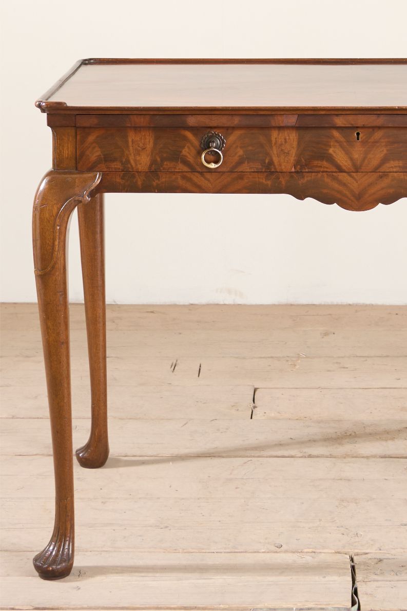 20th century Mahogany silver table by Whytock and Reid