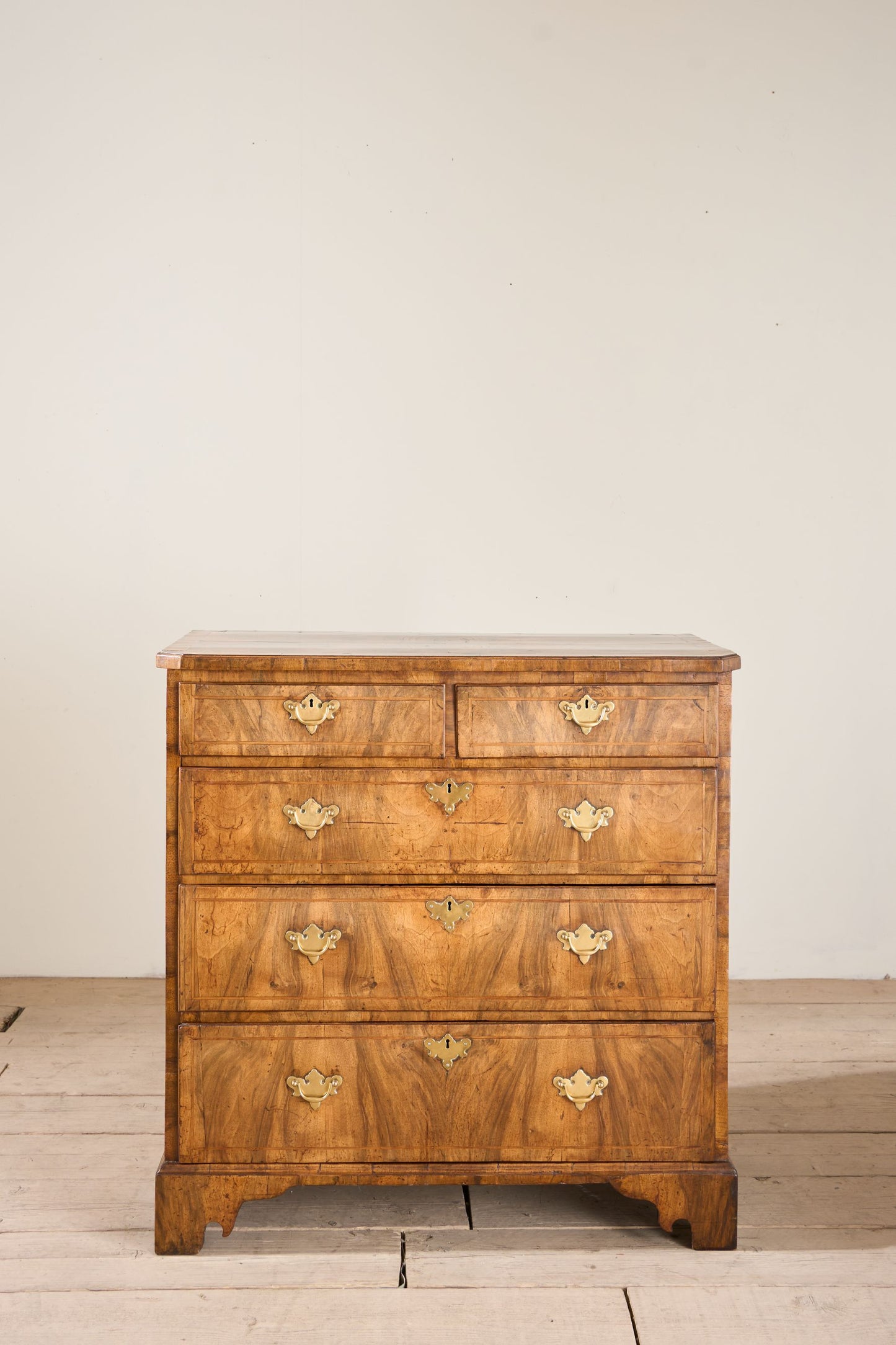 18th century Walnut chest of drawers