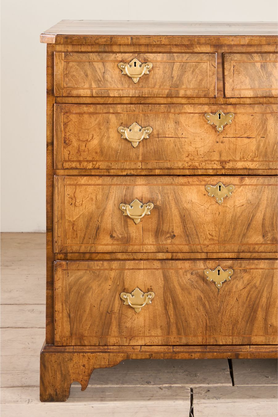 18th century Walnut chest of drawers