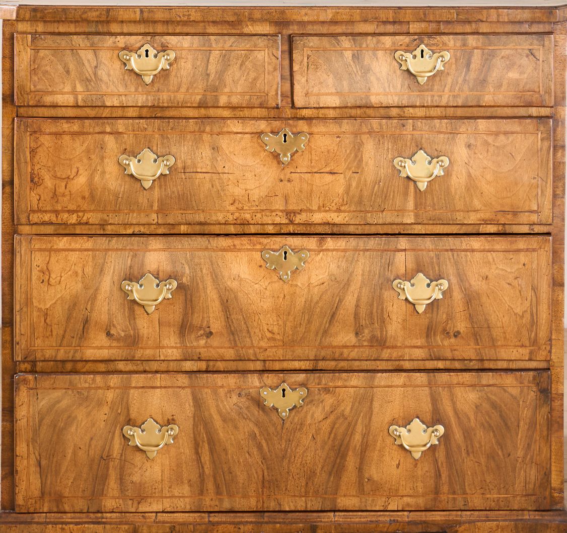 18th century Walnut chest of drawers