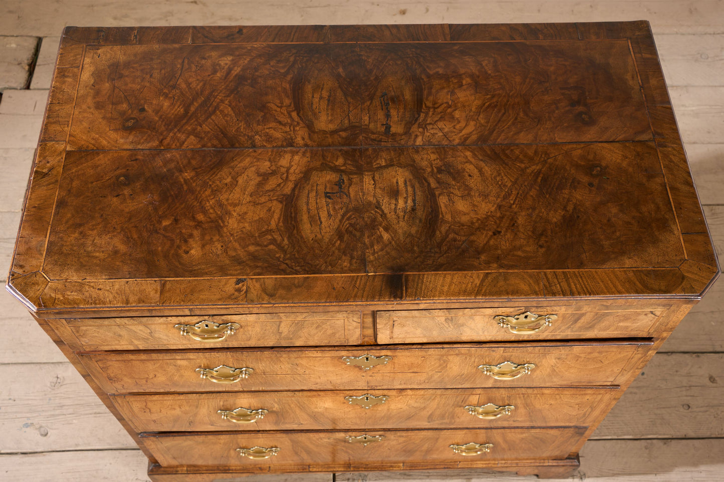 18th century Walnut chest of drawers