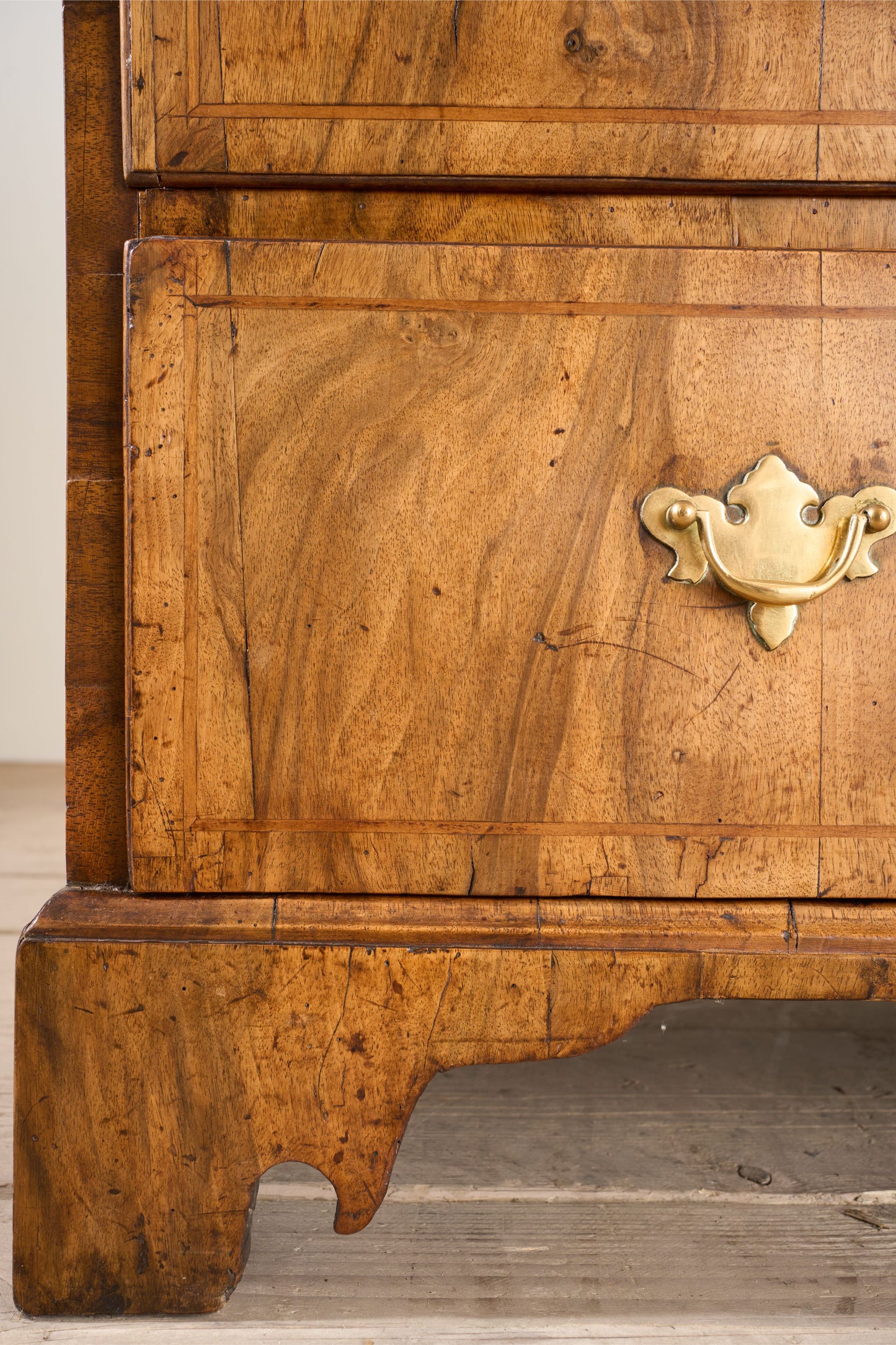 18th century Walnut chest of drawers