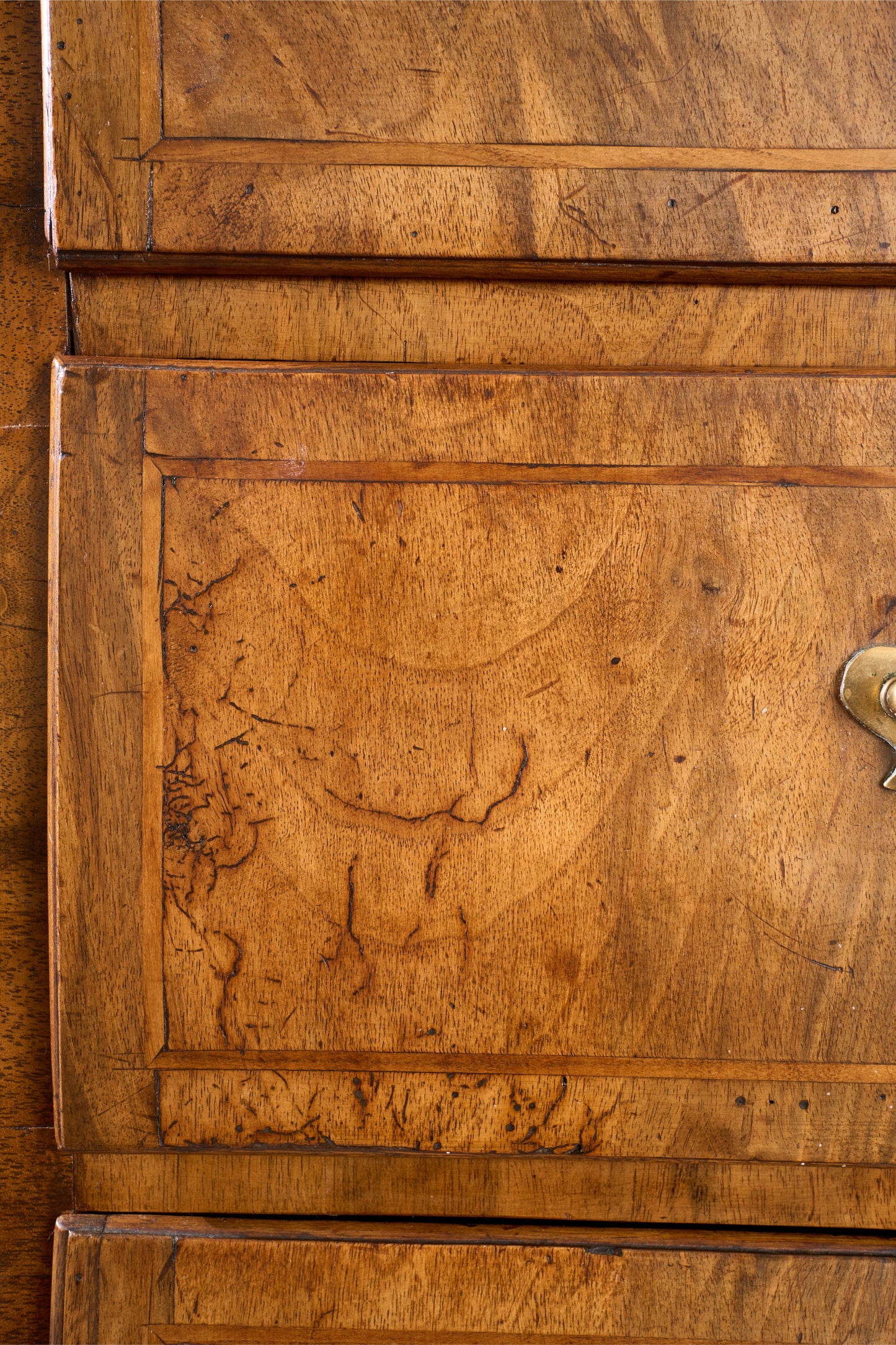 18th century Walnut chest of drawers