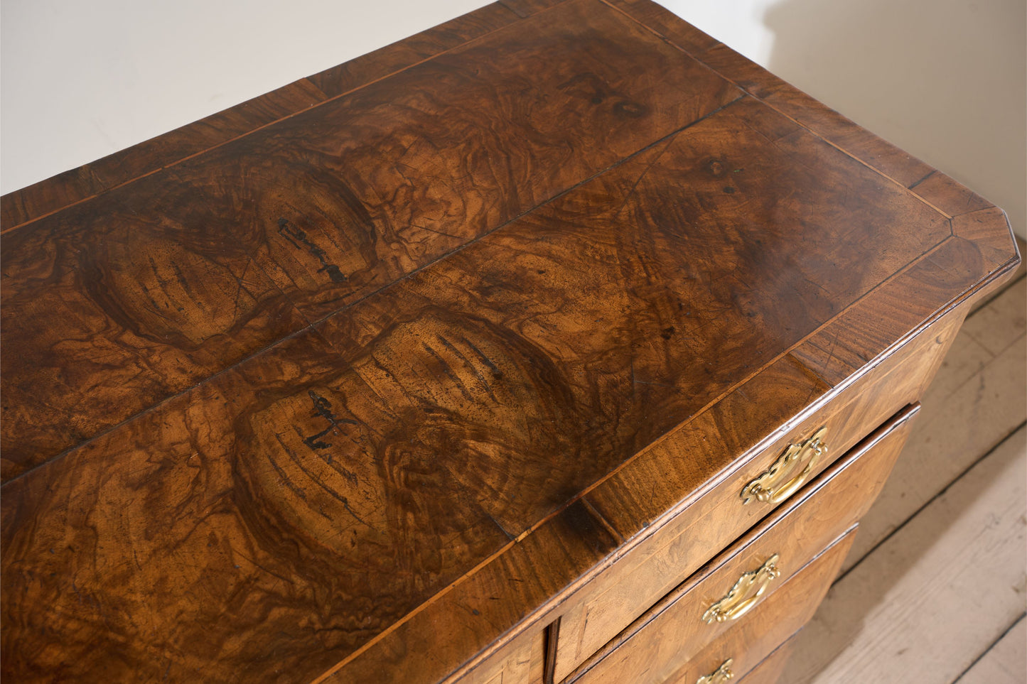 18th century Walnut chest of drawers