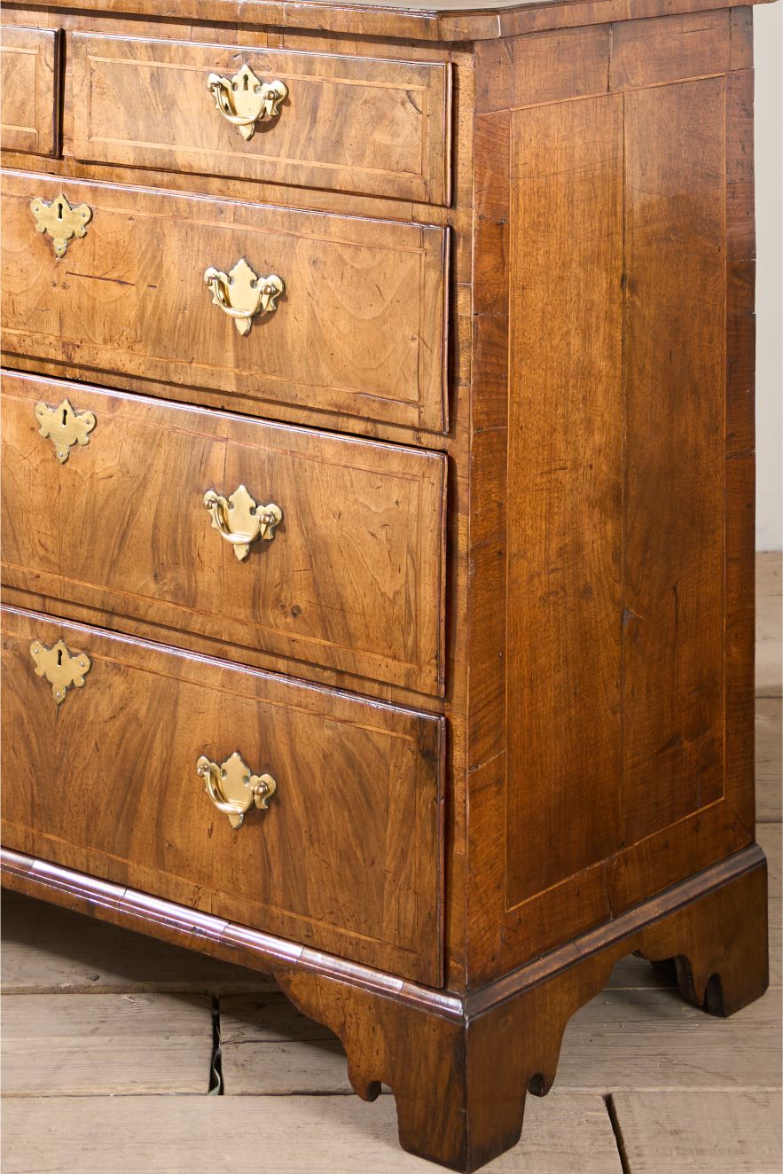 18th century Walnut chest of drawers