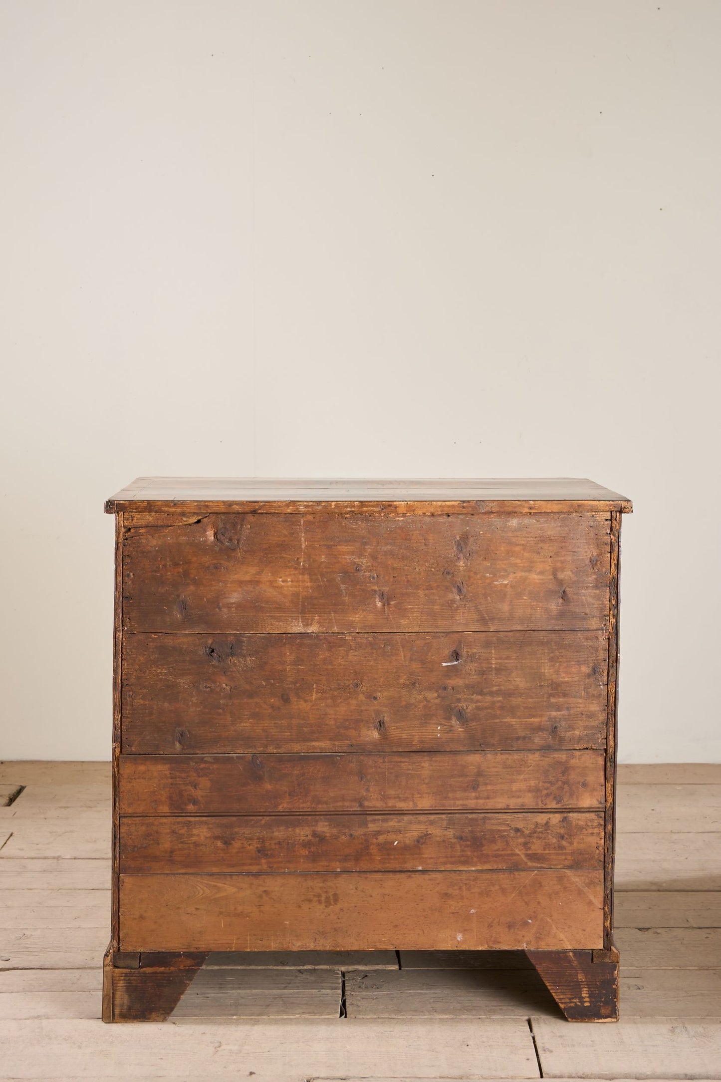 18th century Walnut chest of drawers