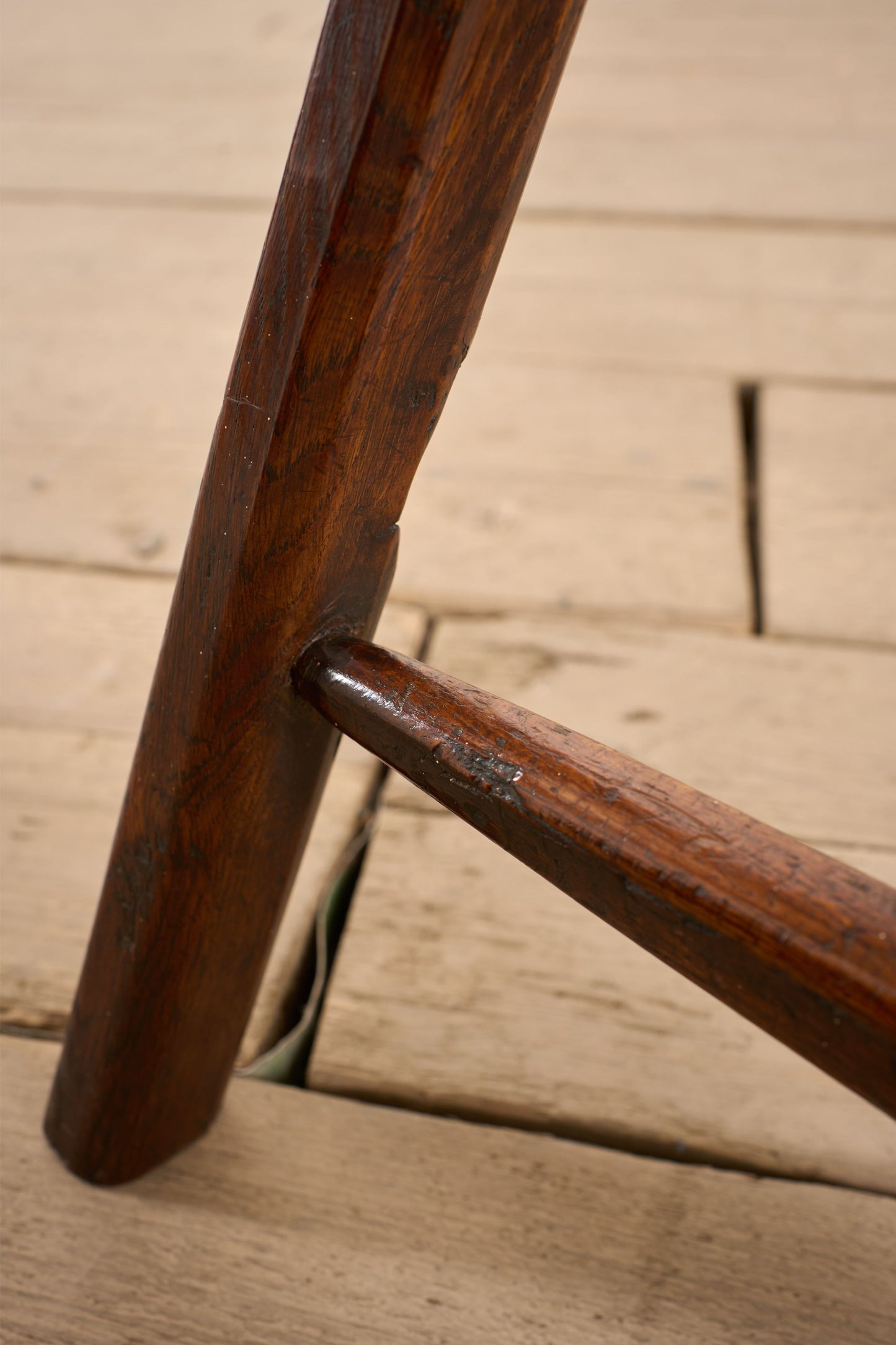 Rare late 18th early 19th century Elm cricket table