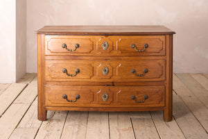 18th century Bow fronted walnut Chest of drawers