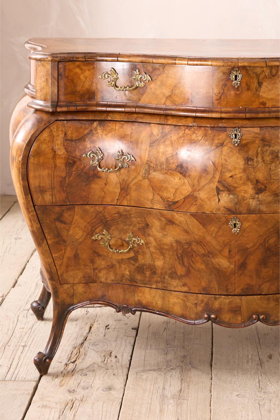 Early 20th century Italian Burr walnut chest of drawers