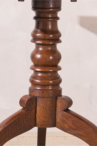 Unusual 18th century Burr oak welsh tilt top table