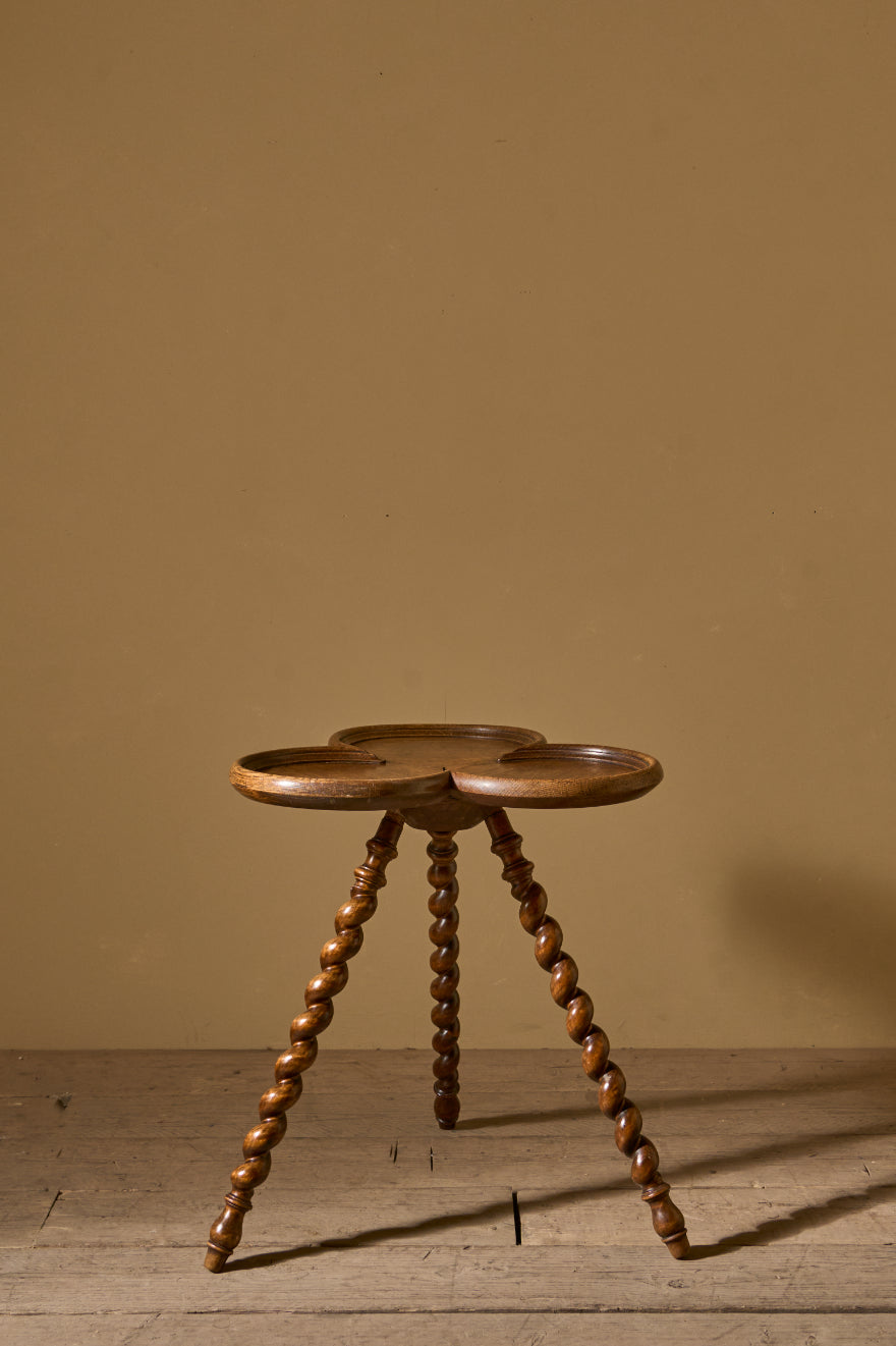Early 19th century oak clover shaped side table