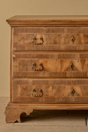 18th century Italian walnut chest of drawers