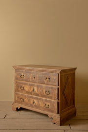 18th century Italian walnut chest of drawers