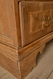 18th century Italian walnut chest of drawers