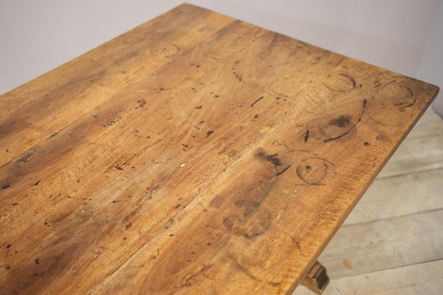 19th century Italian Walnut dining table