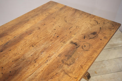 19th century Italian Walnut dining table