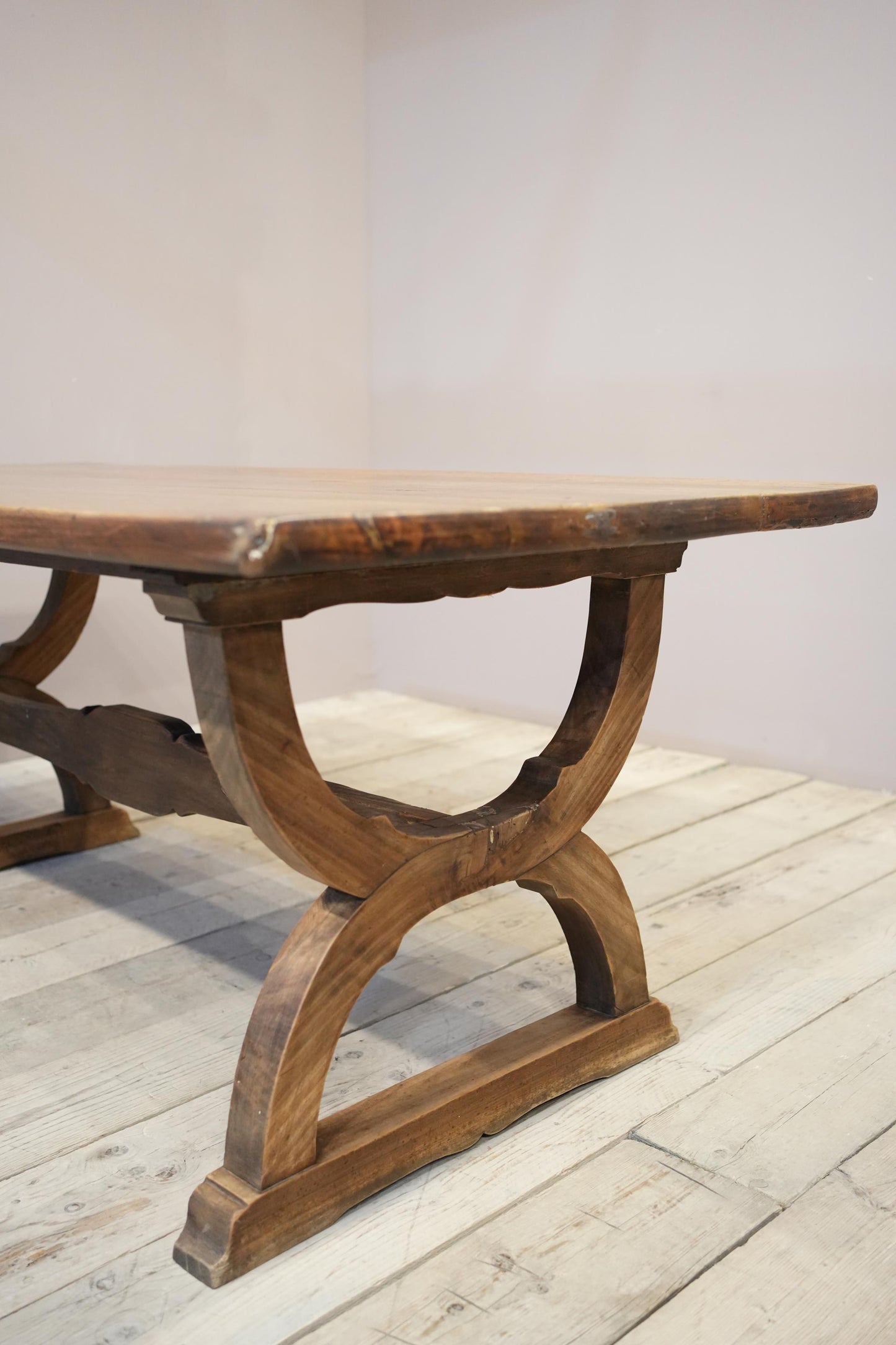 19th century Italian Walnut dining table
