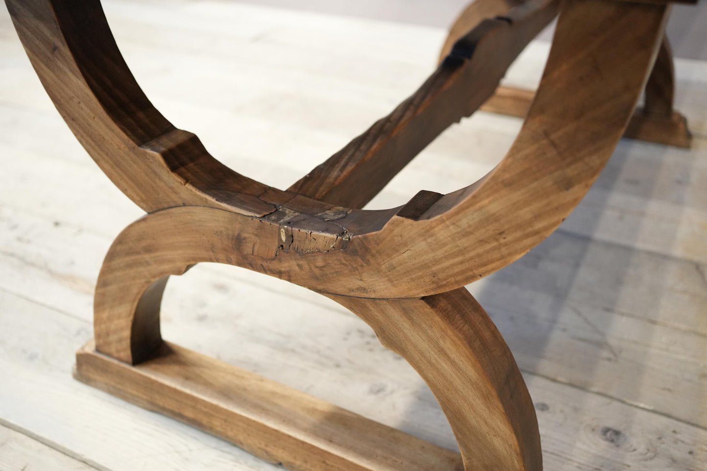 19th century Italian Walnut dining table