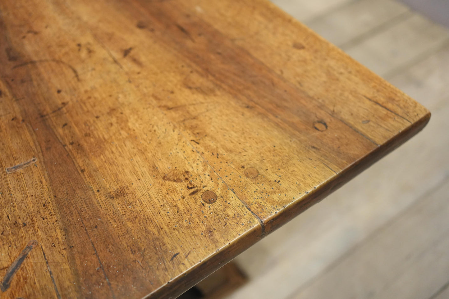 19th century Italian Walnut dining table
