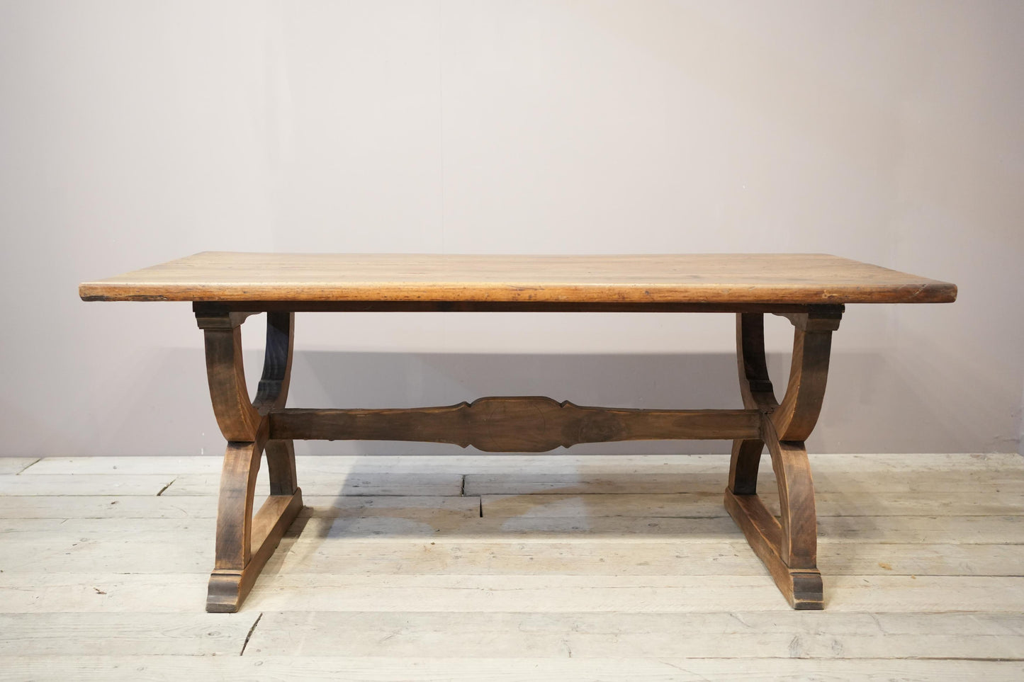 19th century Italian Walnut dining table