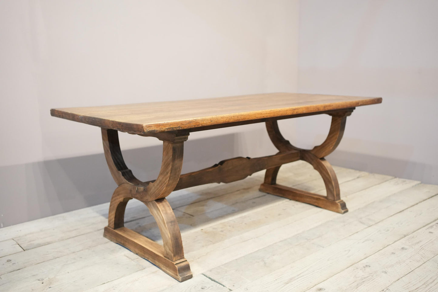 19th century Italian Walnut dining table