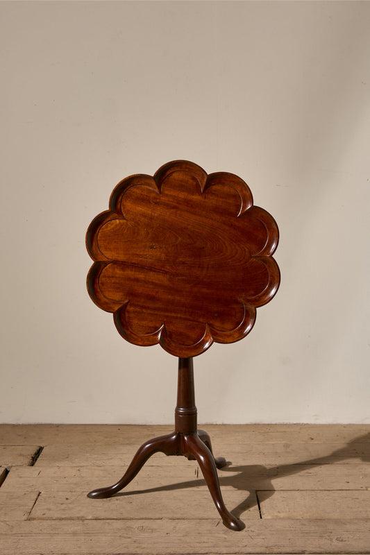 English Georgian Scalloped edge mahogany tilt top table