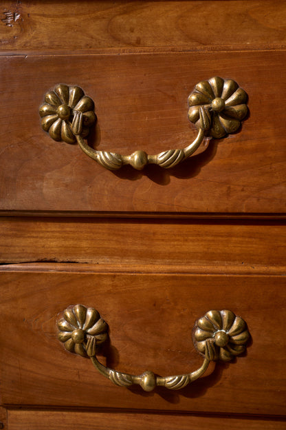 18th Century walnut chest of drawers