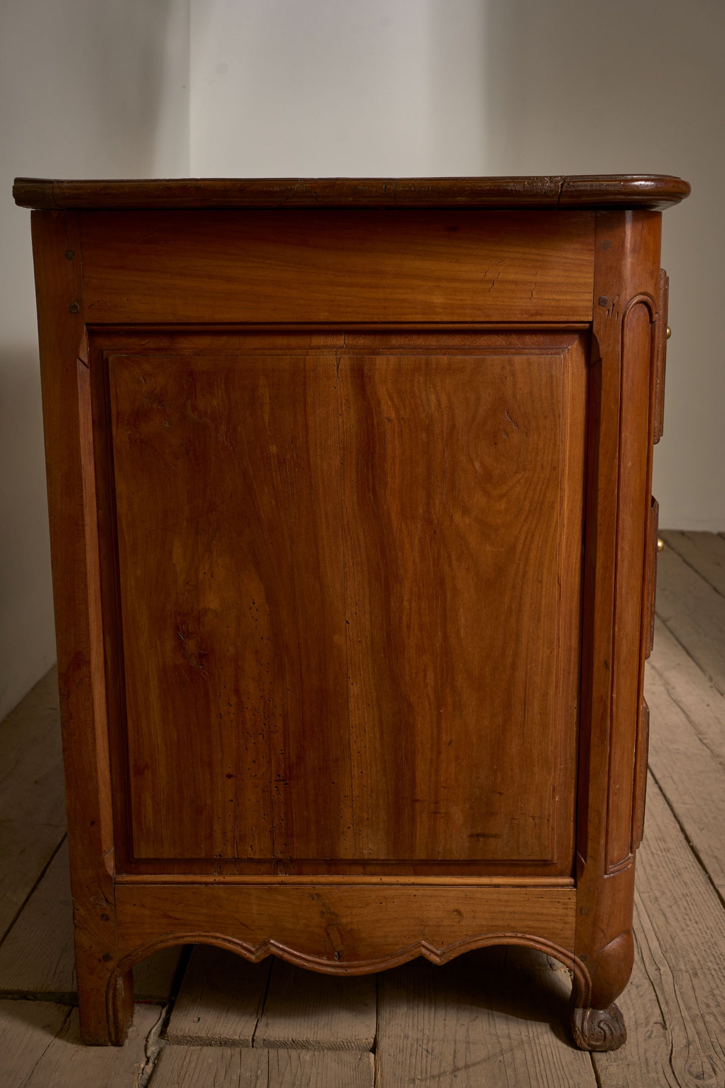 18th Century walnut chest of drawers