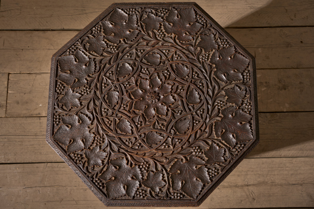 Large 19th century Anglo Indian Padauk side table - Leaf design