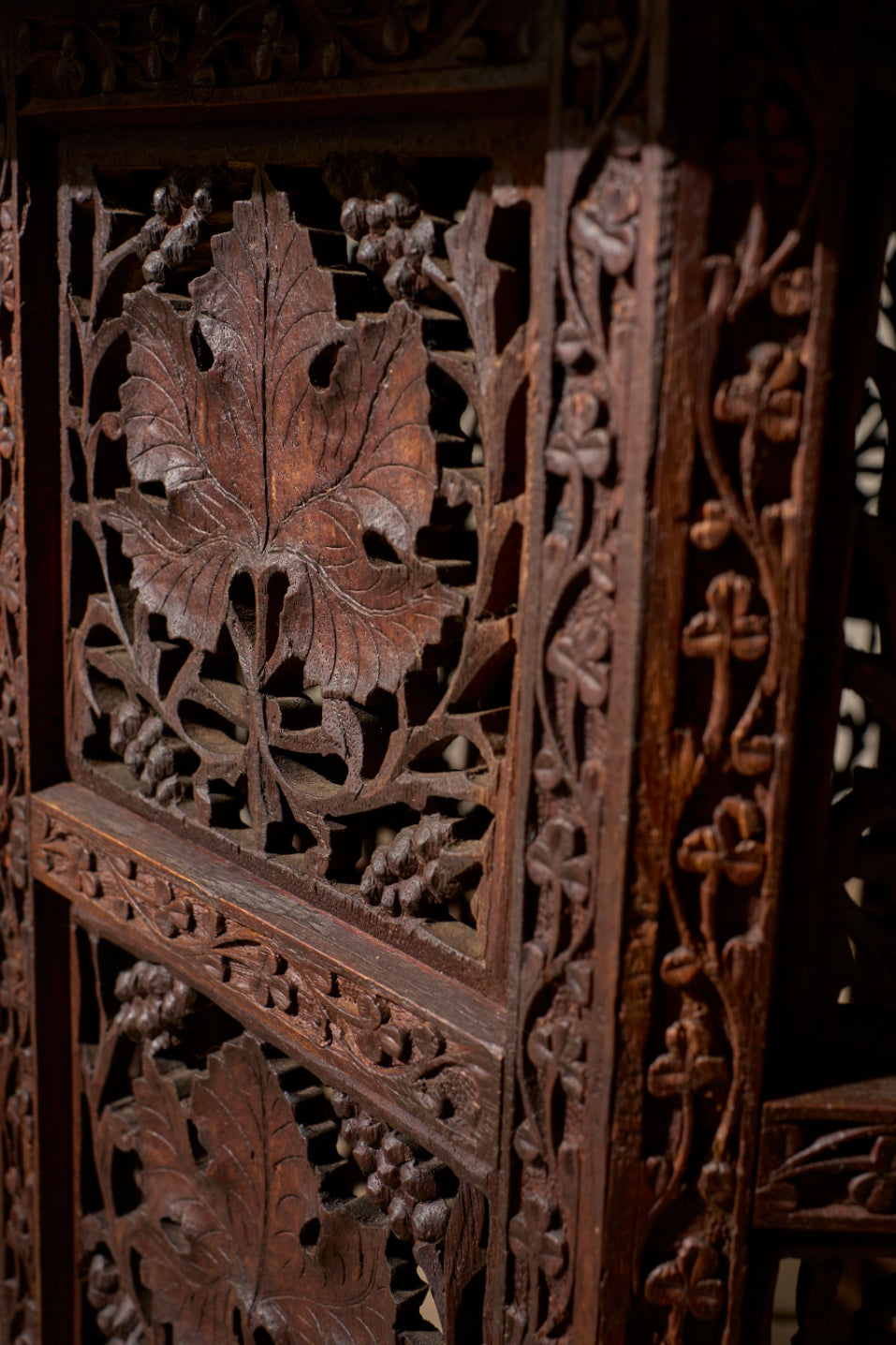 Large 19th century Anglo Indian Padauk side table - Leaf design