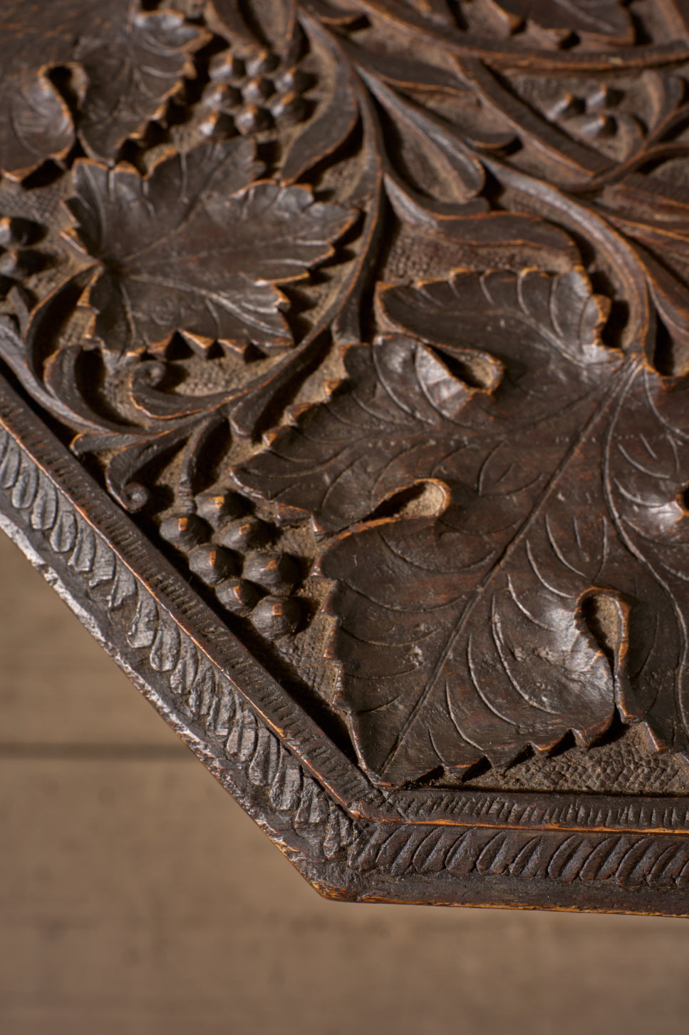 Large 19th century Anglo Indian Padauk side table - Leaf design