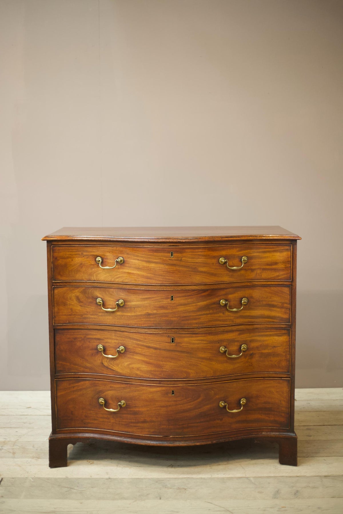 Very Impressive Georgian serpentine fronted chest of drawers - TallBoy Interiors