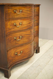 Very Impressive Georgian serpentine fronted chest of drawers - TallBoy Interiors