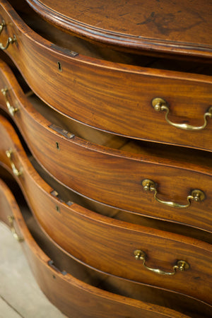 Very Impressive Georgian serpentine fronted chest of drawers