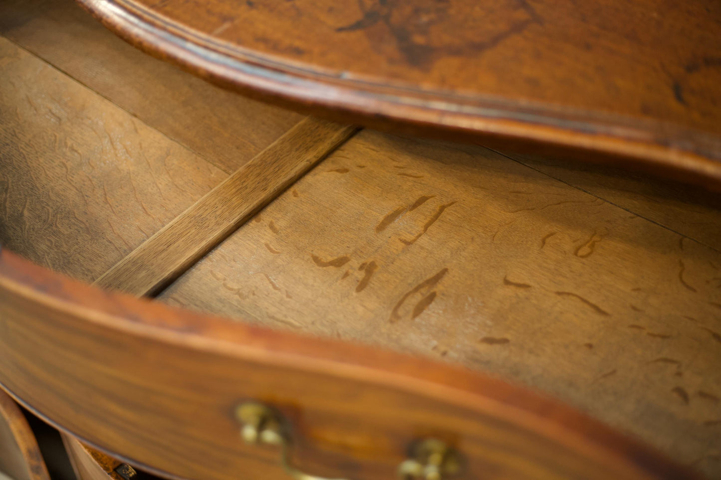 Very Impressive Georgian serpentine fronted chest of drawers