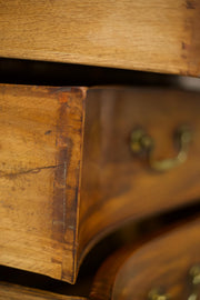 Very Impressive Georgian serpentine fronted chest of drawers - TallBoy Interiors