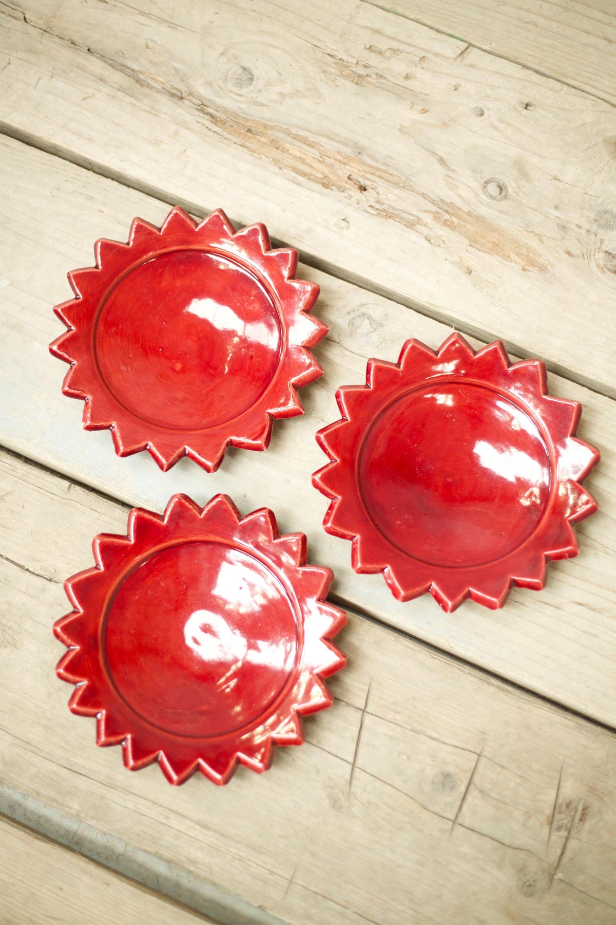 Set of 3 early 20th century starburst pottery plates - Red - TallBoy Interiors